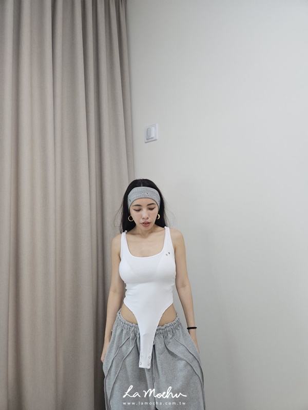 簍空鉚釘美背連帽連體衣